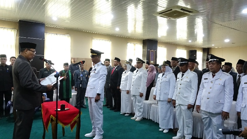Sekdakab Inhil Tantawi Jauhari saat melantik dan mengambil sumpah jabatan 36 ASN di Lantai 5, Kantor Bupati Inhil, Jumat (8/8/2025).
