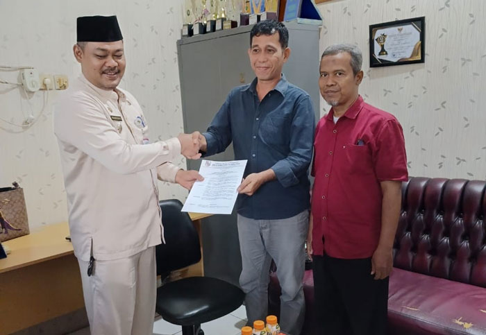 &nbsp;Camat Sukajadi Desheriyanto SSTP, MSi (kiri) saat menyerahkan SK Pengurus LPM Harjosari kepada pejabat ketua LPM Harjosari yang baru Mohd Nur Zein di kantor Kelurahan Harjosari, Jumat (8/8/2025).
