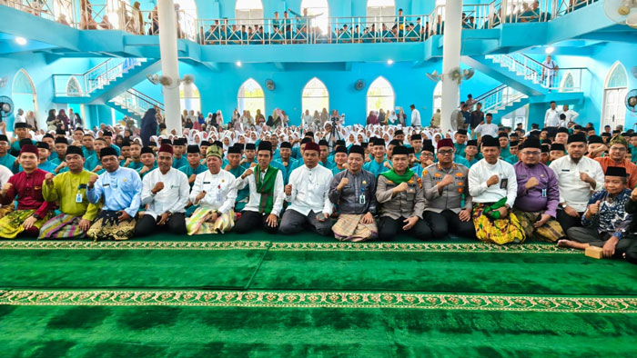 Kapolres Kampar AKBP Boby Putra Ramadhan S menghadiri tabligh akbar UAS  di SMA Negeri Plus Provinsi Riau, Jumat (8/8/2025).