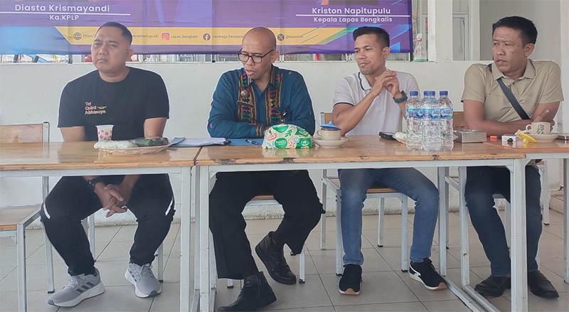 Kalapas Bengkalis Kriston Napitupulu (dua kiri), Kepala KPLP Diasta Krismayandi (kiri) bersama wartawan Bengkalis saat Coffee Morning di Caf&eacute; El Pali Bengkalis, Sabtu (9/8/2025).