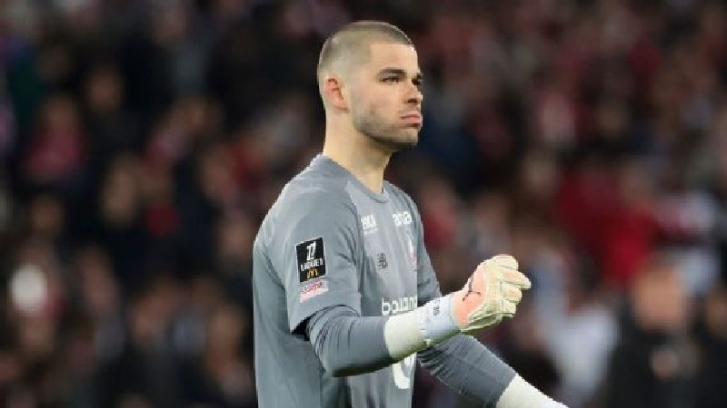 Lucas Chevalier telah menyelesaikan transfer dari Lille ke Paris Saint-Germain.
