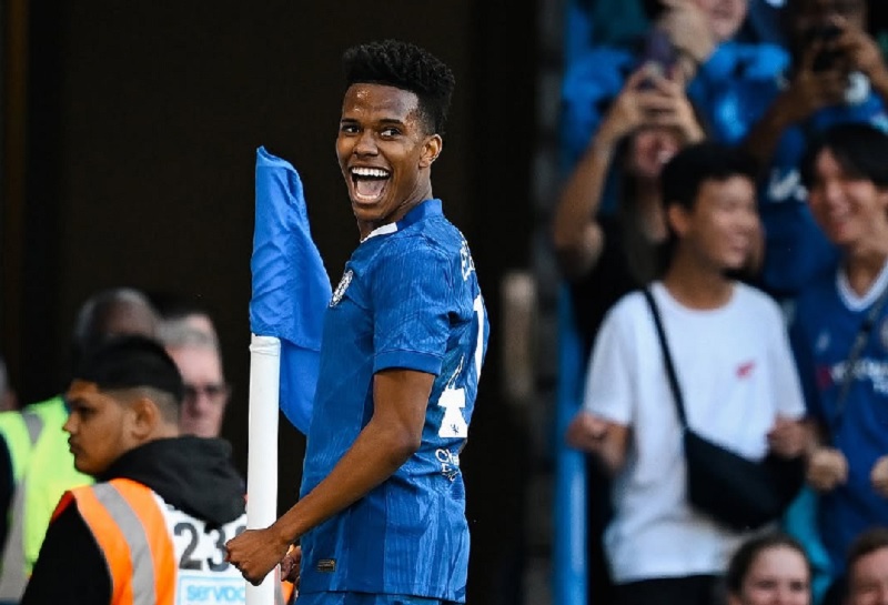 Estevao melakukan selebrasi setelah mencetak gol pertama dalam debutnya bersama Chelsea saat lawan Bayer Leverkusen.
