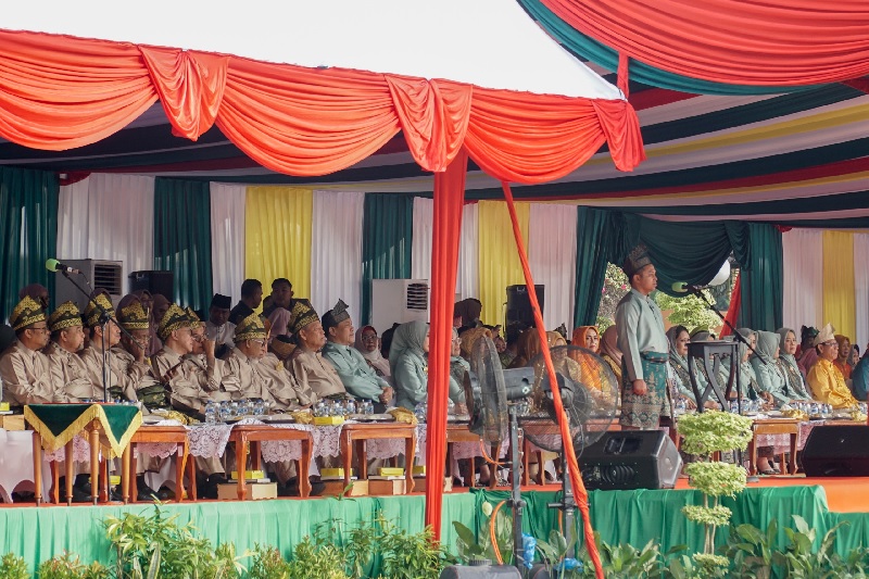 Gubernur Riau Abdul Wahid memimpin upacara Hari Jadi ke-68 Provinsi Riau di halaman Kantor Gubernur Riau yang juga dihadiri Wakil Gubernur Riau SF Hariyanto, Pekanbaru, Sabtu (9/8/2028).