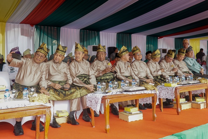 Gubri pada masanya Rahman Hadi saat swafoto bersama dengan Edy Natar Nasution, Syamsuar, Wan Thamrin Hasyim, Andi Rachman, Djohermansyah Johan, Wan Abu Bakar, Mambang Mit dan Saleh Djasit.