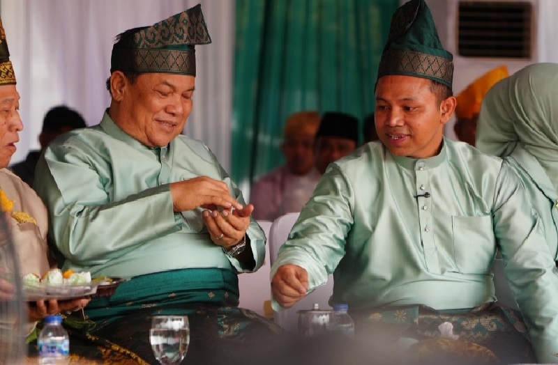 Momen Gubri Abdul Wahid dan Wagubri SF Hariyanto saat mengikuti upacara peringatan HUT ke-68 Provinsi Riau, Sabtu (9/8/2025).