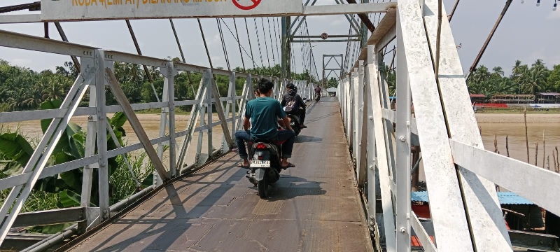 Jembatan gantung penghubung Desa Sawah-Desa Seberang Taluk Kecamatan Kuantan Tengah, selama pacu jalur akan diberlakukan pembatasan.  Sabtu (9/8/2025).