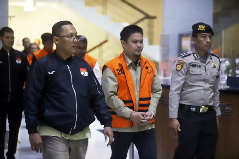 KPK tetapkan Bupati Kolaka Timur Abdul Azis sebagai tersangka kasus pembangunan rumah sakit daerah di Kabupaten Kolaka Timur, Sulawesi Tenggara, Sabtu (9/8/) dini hari.