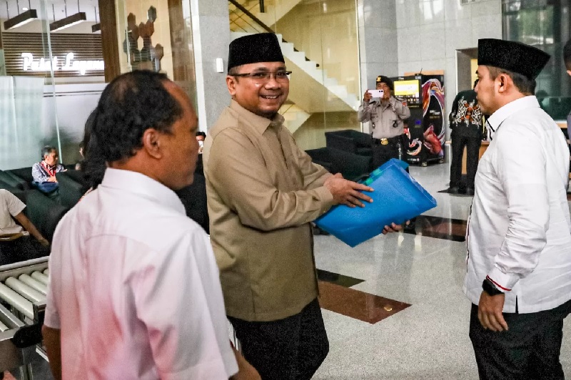Mantan Menteri Agama Yaqut Cholil Qoumas memenuhi panggilan KPK untuk klarifikasi penyelidikan dugaan korupsi kuota haji.