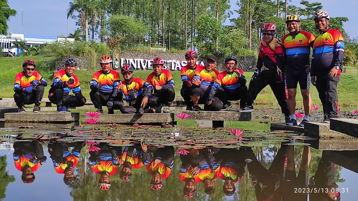 Komunitas Widya Graha 1 Gowes (WGG) berfoto bersama di area Kampus Universitas Riau.