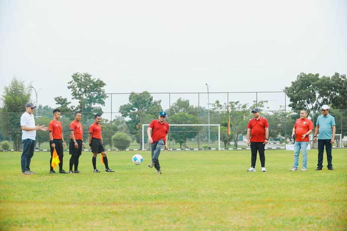 Region Head PTPN IV Regional III Ahmad Gusmar Harahap menendang bola saat pembukaan pekan olahraga dan seni di lapangan sepakbola Region Office, Kota Pekanbaru, Jumat (8/8/2025).