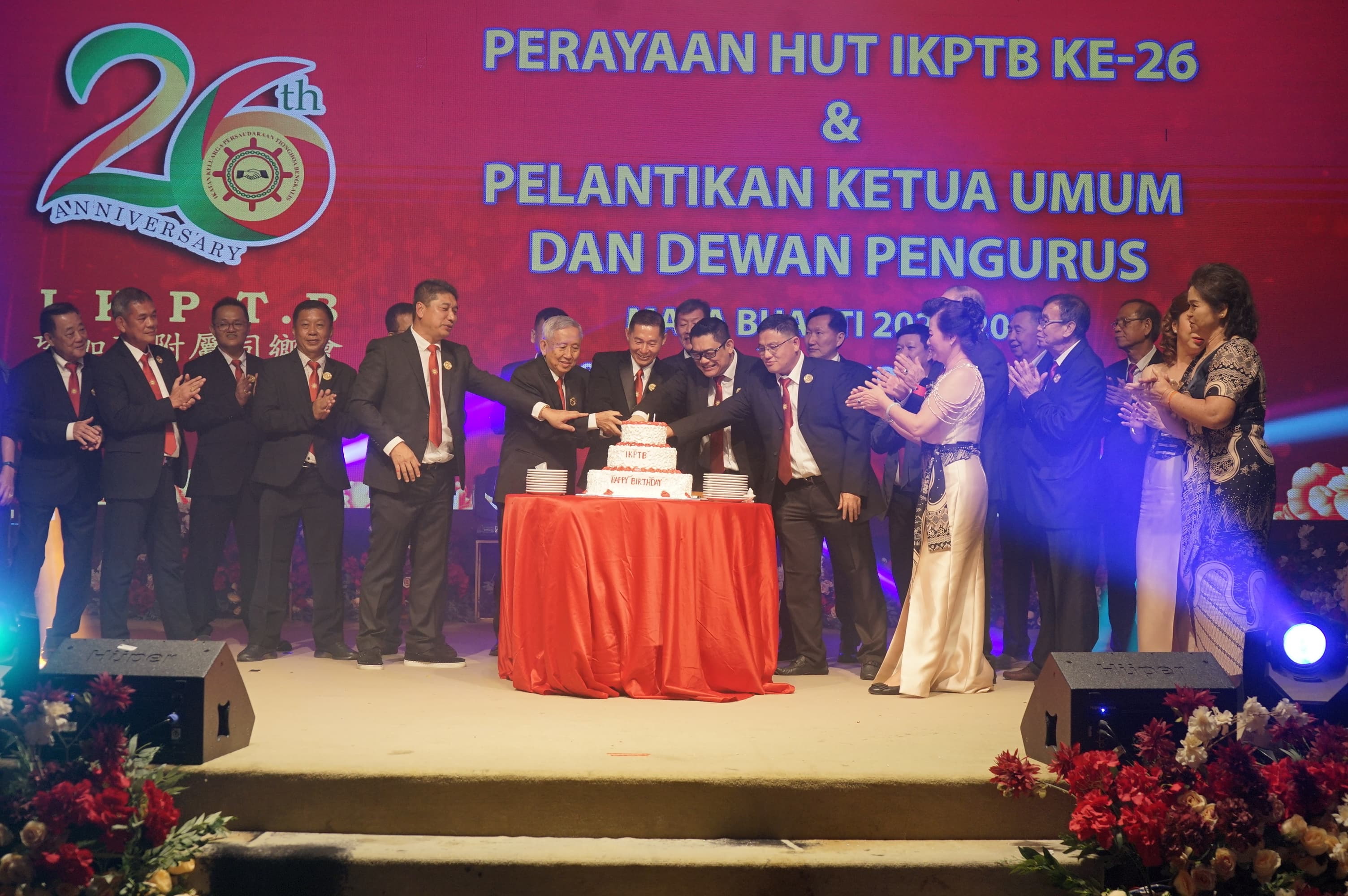 Ketua Umum IKPTB Masa Bhakti 2025-2028, Mulianto Tan, bersama pengurus memotong kue perayaan HUT IKPTB ke-26 & Pelantikan Ketua Umum dan Dewan Pengurus Masa Bakti 2025-2028 di Hotel Furaya Pekanbaru,