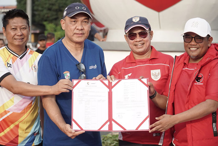 Direktur PT RAPP Mulya Nauli menyerahkan berita acara serah terima lapangan bola mini soccer berstandar internasional yang dibangun lewat CSR PT RAPP kepada pemda, diterima Bupati Pelalawan, H Zukri