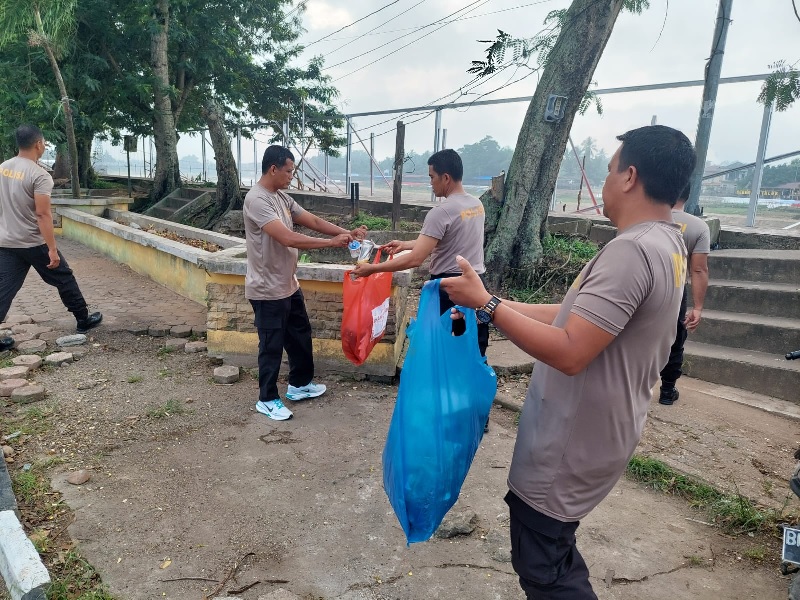 Polres Kuansing dan Polsek Kuantan Tengah gotong royong membersihkan sampah di sekitaran Taman Jalur dan Tepian Narosa Telukkuantan,  Ahad (10/8/2025).