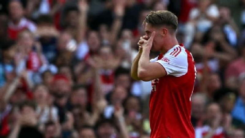 Viktor Gyokeres merayakan gol pertamanya untuk Arsenal dengan selebrasi khasnya.