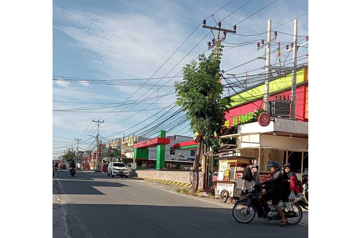 Kabel telekomunikasi di Jalan Delima, Kecamatan Bina Widya, Pekanbaru, terlihat semrawut, Jumat (8/8/2025).