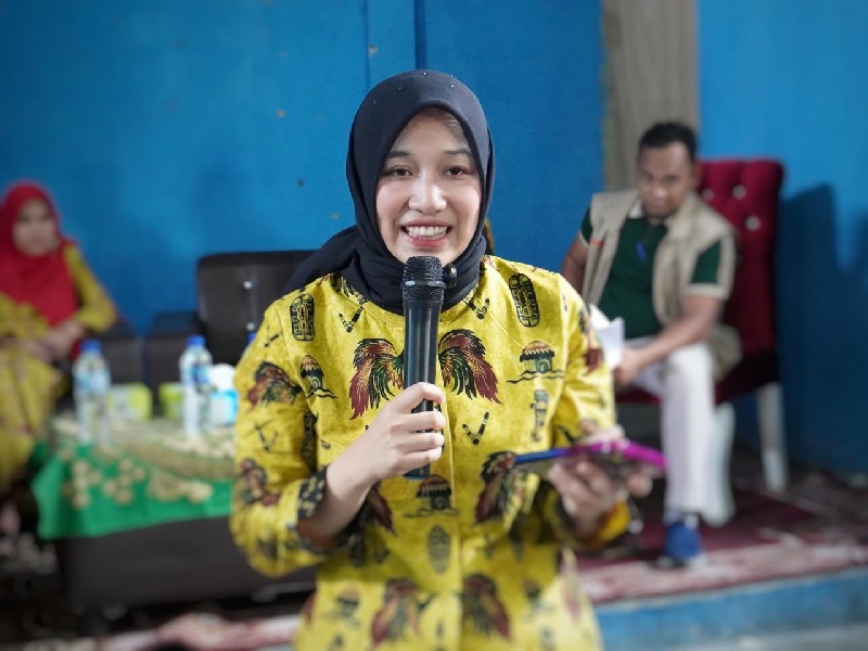 Anggota Komisi IX DPR RI Maharani memberikan penjelasan kepada masyarakat saat kegiatan sosialisasi program MBG di GOR MTs Sintong, Rokan Hilir, Jumat (1/8/2025).