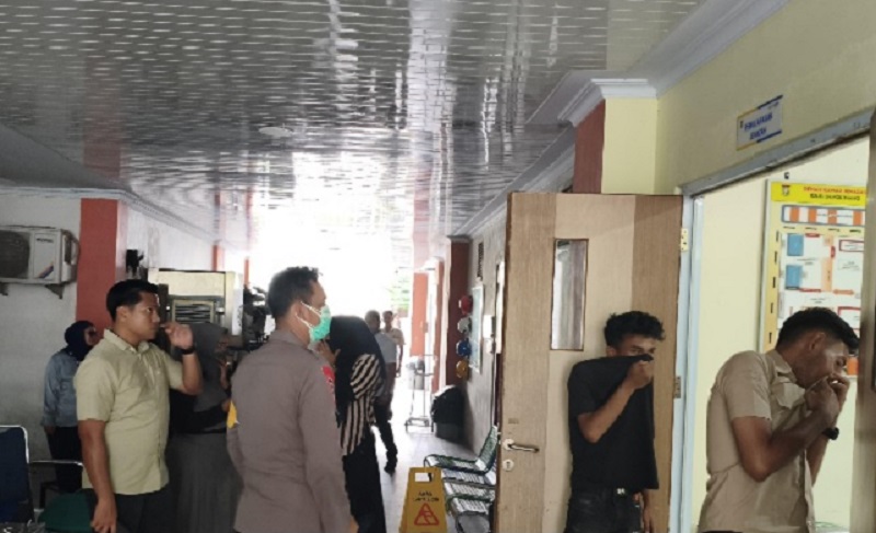 Tim Resmob Polres Kampar bersama Unit Identifikasi mengevakuasi mayat yang ditemukan di Gedung Mahligai Lingai Bungsu, Bangkinang Kota, Ahad (10/8/2025).