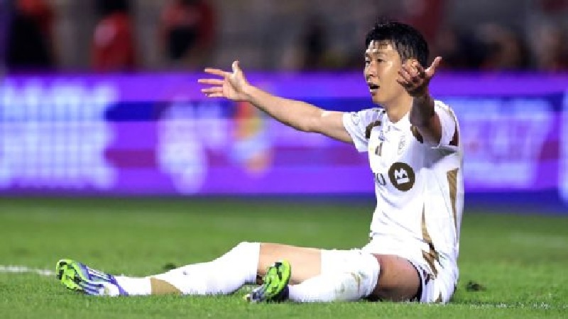Son Heung-Min meminta penalti setelah dijatuhkan di kotak penalti pada debutnya di LAFC.