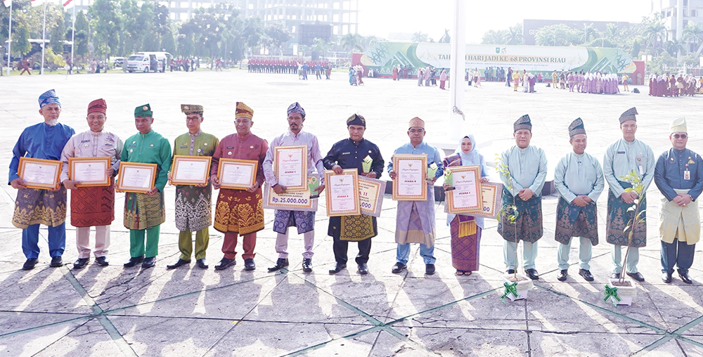 Bupati Rohul Anton ST MM (lima kiri) bersama Kades Batas Hablum (enam kanan) foto bersama dengan Gubernur Riau dan Wakil Gubernur Riau Abdul Wahid dan SF Haryanto usai menerima penghargaan.