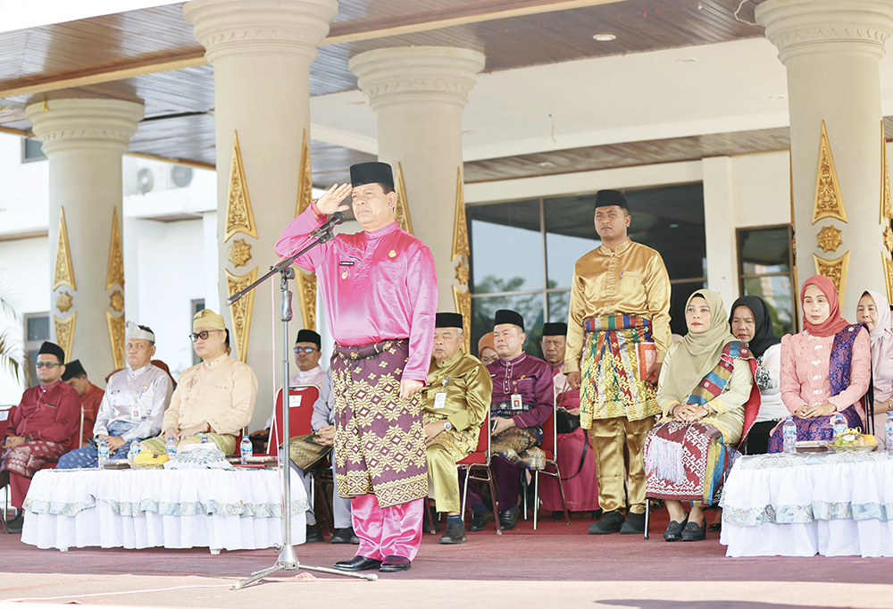 Wabup Rohul H Syafaruddin Poti SH MM bertindak sebagai inspektur upacara (Irup) peringatan Hari Jadi ke-68 Provinsi Riau di halaman kantor Bupati Rohul, Sabtu (9/8/2025).