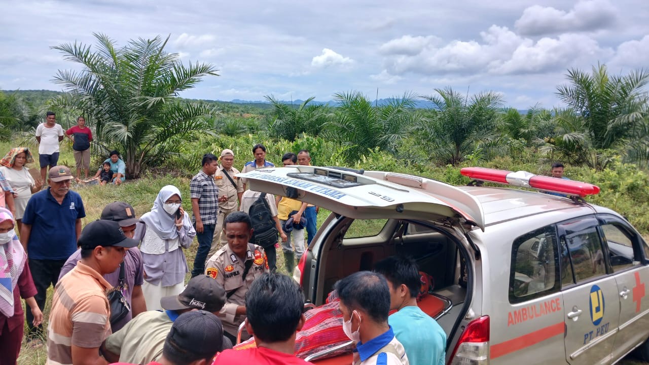 Warga bersama aparat kepolisian mengevakuasi jenazah Erikson Hutahean yang ditemukan meninggal di rumahnya di Desa Gunung Malelo, Kecamatan Koto Kampar Hulu, Kampar, Senin (11/8/2025).