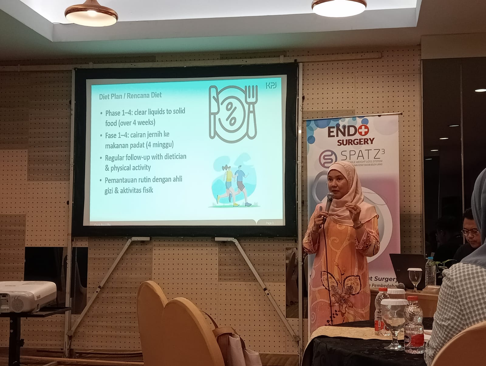 Dokter Bedah Umum RS KPJ Bandar Maharani, Dr. Nurul Hana memberikan edukasi kesehatan melalui  health talk yang digelar oleh Rumah Sakit KPJ Bandar Maharani Specialist, Malaysia, Ahad (10/8/2025).