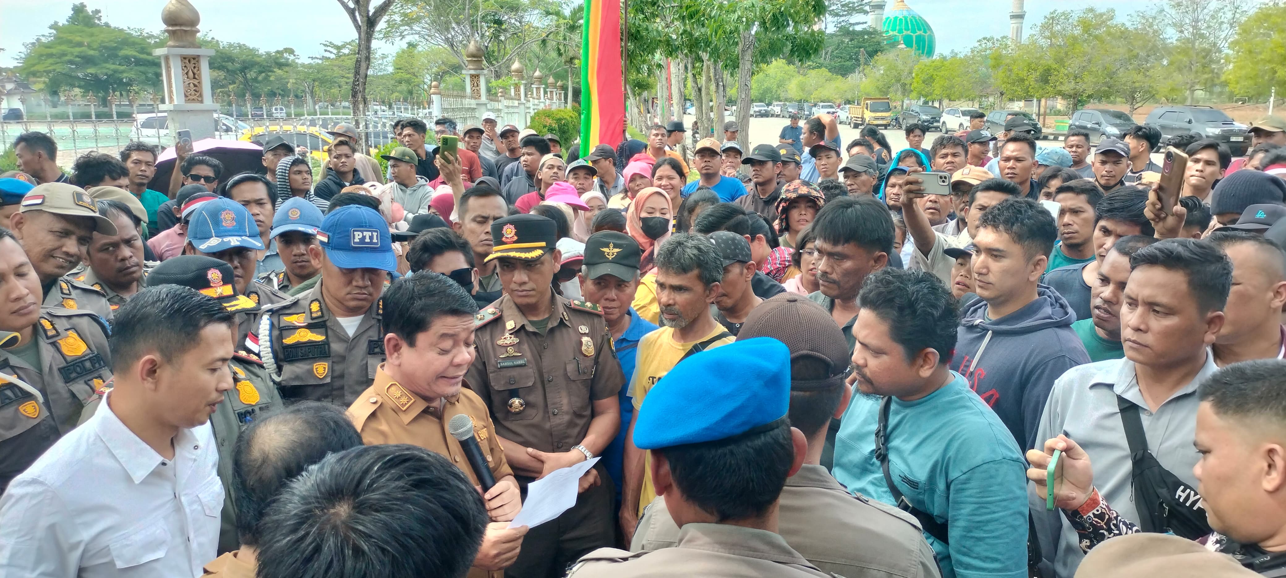 Wabup Rohul H Syafaruddin Poti berdialog dengan ratusan massa karyawan pabrik sawit PT MAN yang melakukan aksi damai terkait semenisasi jalan desa, aksi di Kantor Bupati Rohul, Senin (11/8/2025).