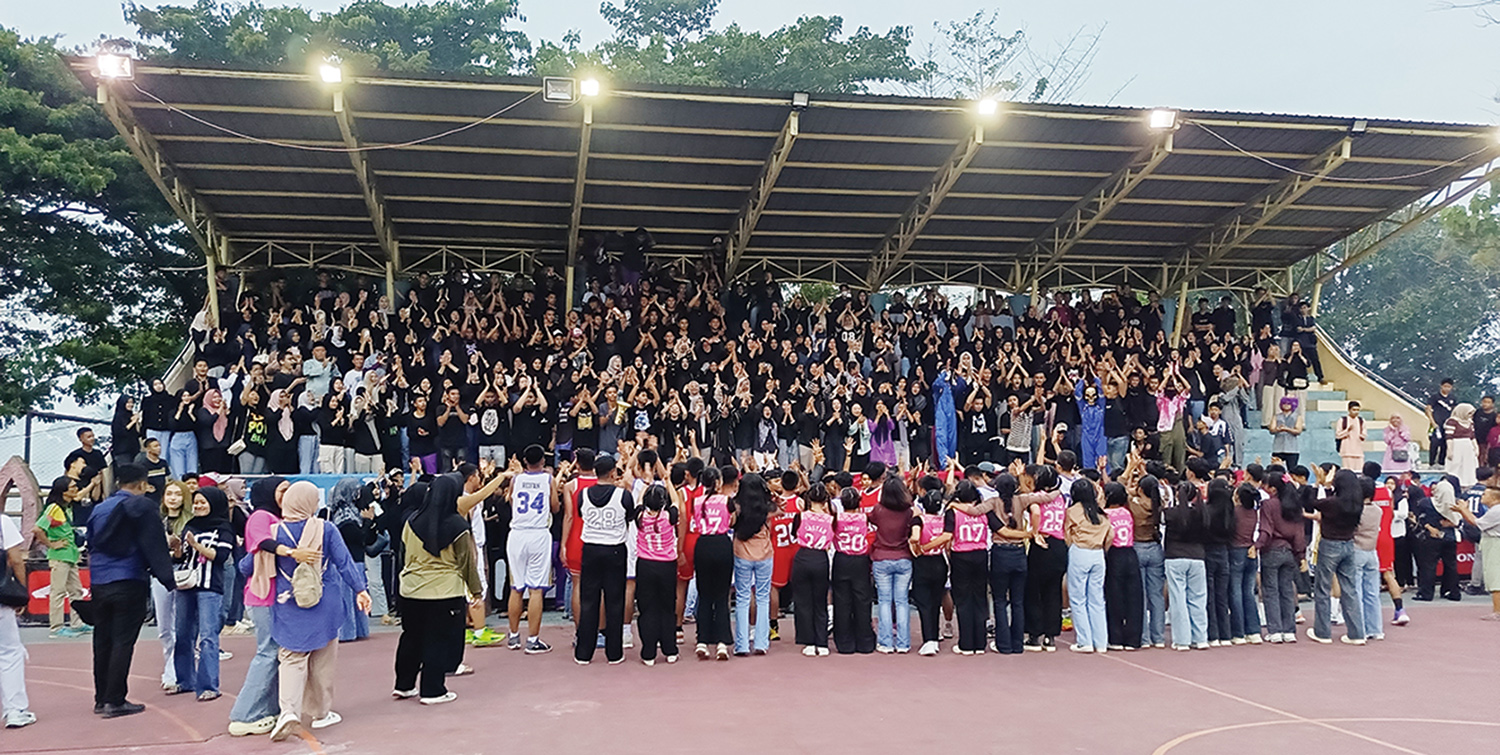 Tim suporter SMAN 1 Rengat dan suporter SMAN 2 Rengat terlihat kompak dan penuh persau&shy;daraan, serta bernyanyi bersama usai mendukung tim masing-masing, Jumat (8/8/2025).