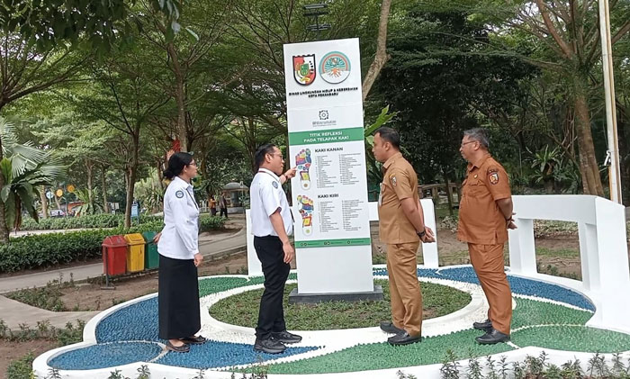 Deputi Direksi BPJS Kesehatan Kedeputian Wilayah II meliputi Riau, Sumbar, Kepri dan Jambi, Oktovianus Ramba (2 kiri) dan Plt Kadis LHK Pekanbaru, Reza Aulia Putra (2 kanan) di RTH Putri Kaca Mayang