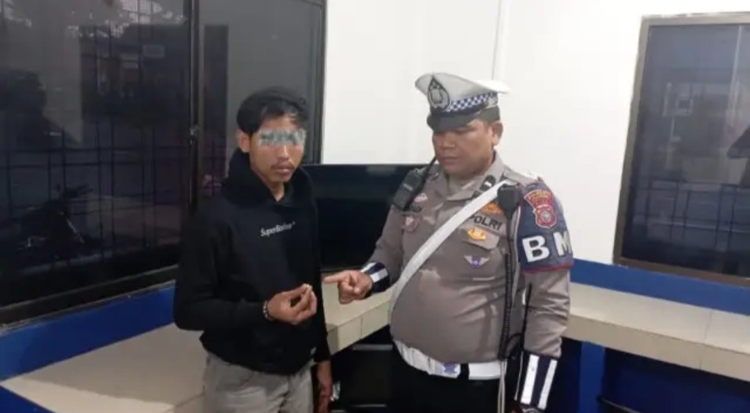 Pengendara sepeda motor berinisial RS menunjukkan barang bukti ekstasi yang sempat dibuang di Simpang Lampu Merah Tugu Zapin, Jalan Sudirman Pekanbaru, diamankan petugas kepolisian, Senin (11/8/2025).