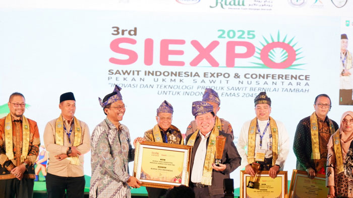 Deputy Bidang Usaha Menengah, Kementerian UMKM Bagus Rachman serahkan piagam penghargaan kepada Komisaris Utama ICDX Fenny Widjaja (kanan depan) di ajang Sawit Indonesia Expo 2025 di Pekanbaru