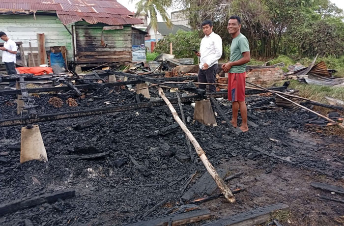 Rumah yang yang terbuat dari bahan bangunan yang mudah terbakar hangus terbakar dan rata dengan tanah pada, Senin (11/8/2025) subuh.
