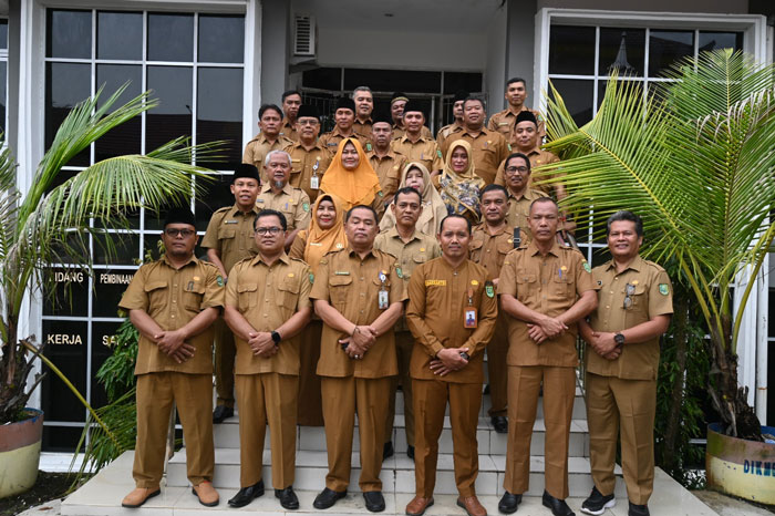 Korwil se-Kabupaten Inhu foto bersama dengan sejumlah pejabat dilingkungan Disdikbud usai serah terima tugas, Senin (11/8/2025).