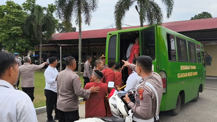 Kapolres Kampar AKBP Boby Putra Ramadhan S memimpin proses pemindahan 93 tahanan Polres Kampar ke Lapas Bangkinang, Senin (11/8/2025).