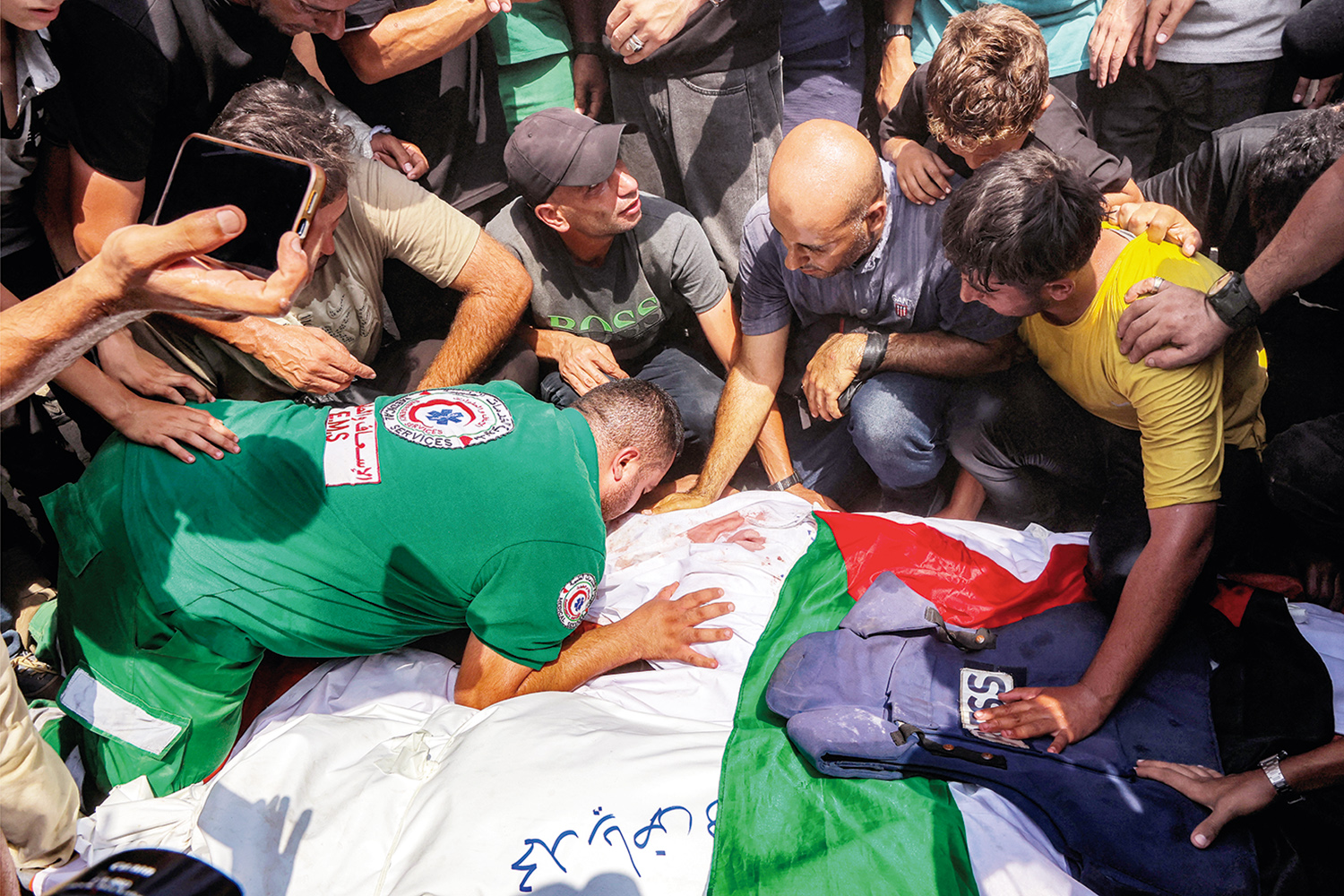 Para pelayat menyampaikan salam perpisahan kepada jenazah jurnalis Al Jazeera yang tewas dalam serangan Israel sebelum dimakamkan di pemakaman Sheikh Radwan, Kota Gaza, Senin (11/8/2025).
