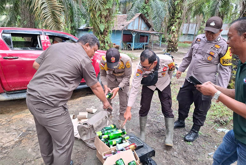 Tim gabungan mengamankan ratusan botol miras dari 9 kafe dalam pelaksanaan operasi Pekat di lokalisasi sawitan, Desa Pesaguan Kecamatan Pangkalan Lesung, Senin (11/8/2025) sore.