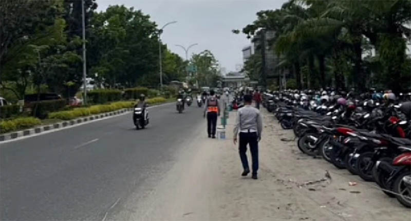 Petugas Dishub berjaga di lokasi parkir samping Mal SKA dan menata kendaraan yang parkir sembarangan tempat, Senin (11/8/2025). 