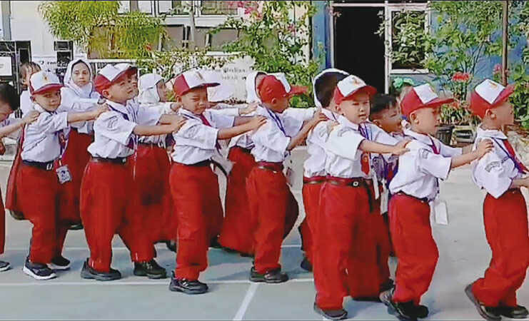 Murid SD diajarkan baris berbaris saat akan masuk kelas