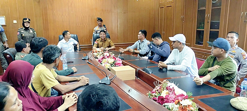 Wabup Rohul H Syafaruddin Poti SH MM memimpin rapat mediasi PT MAN bersama masyarakat terkait pemasangan portal jalan angkutan produksi di Desa Bangun Jaya, Kecamatan Tambusai Utara di ruang rapat la