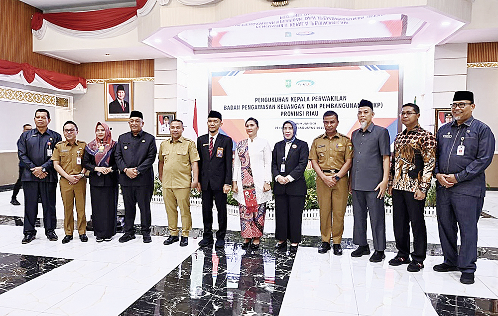 Sekda Bengkalis Ersan Saputra (dua kiri) menghadiri pengukuhan Kepala BPKP Riau di Gedung Daerah Balai Pauh Janggi, Pekanbaru, Senin (11/8/2025).