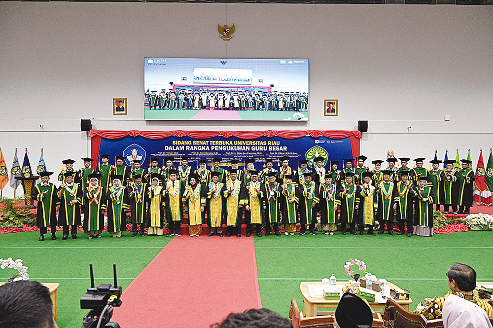 Rektor Unri Prof Dr Sri Indarti SE MSi dan jajaran, senat, guru besar foto bersama usai pengukuhan di gedung Student Center Unri, Senin (11/8/2025).
