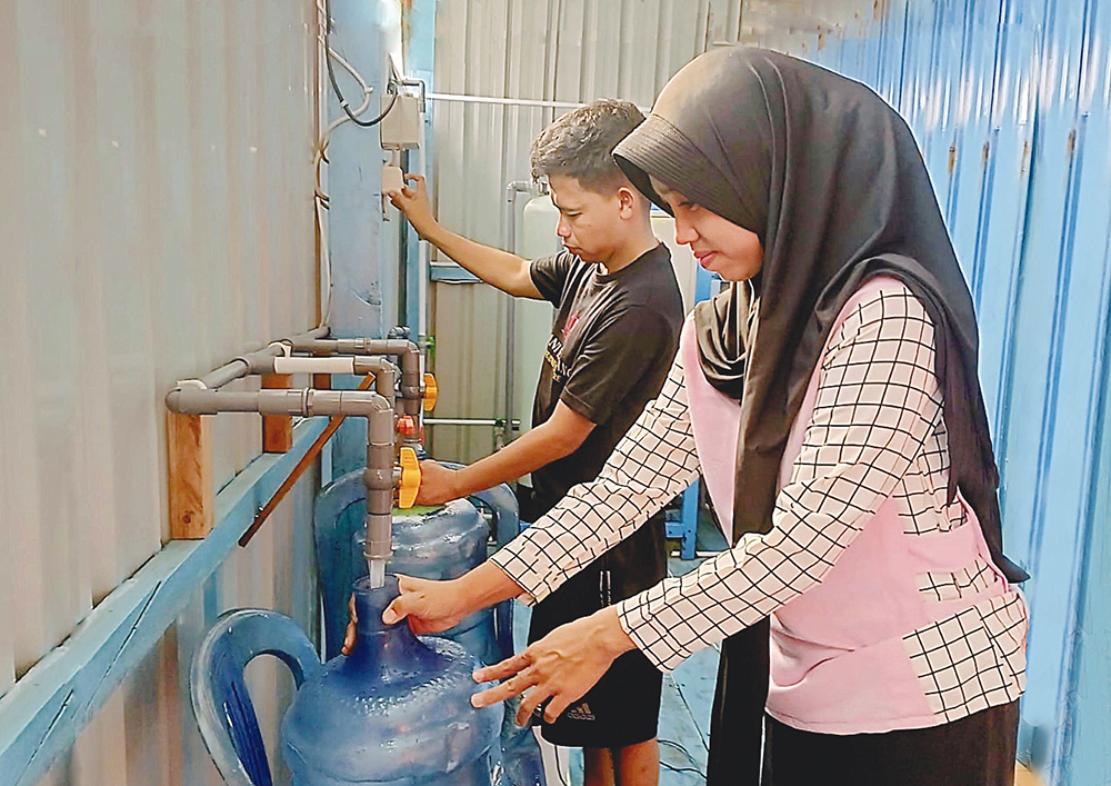 Warga Pulau Barrang Lompo kini menikmati air bersih berkat inovasi Desalinasi Berbasis Energi Surya (DE-BES) dari PLN.