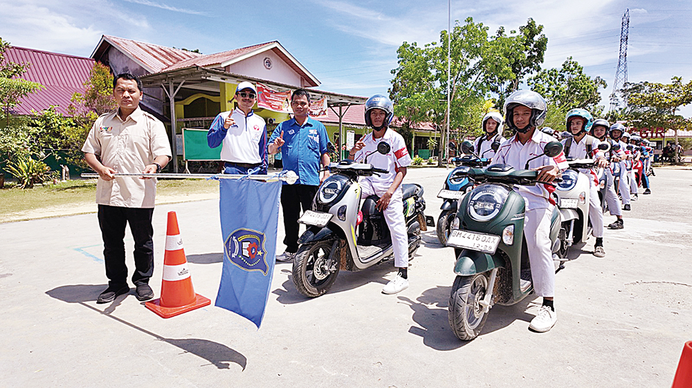 Edukasi safety riding diberikan PT Capella Dinamik Nusantara Riau saat kunjungan ke SMKN 2 Pinggir dalam rangkaian program Scoopy Velocreativity, belum lama ini.