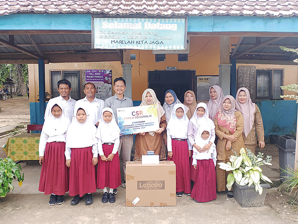 Manajemen PTPN IV Regional III foto bersama usai menyerahkan bantuan kepada salah satu sekolah di Provinsi Riau, Senin (11/8/2025).