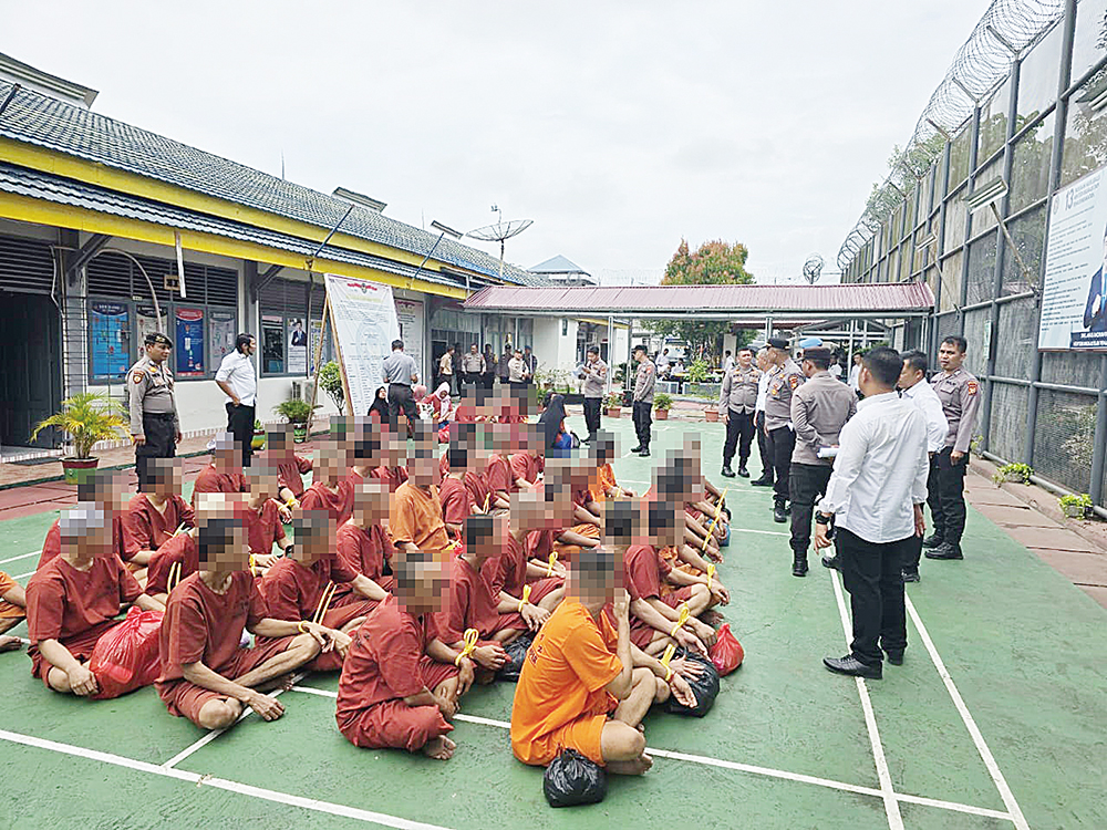 93 tahanan Polres Kampar dikumpulkan di halaman Mapolres sebelum proses pemindahan ke Lapas Bangkinang, Senin (11/8/2025).