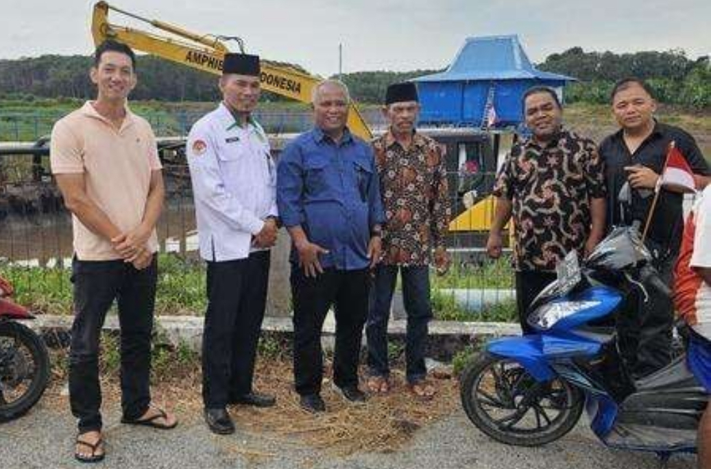 Penyuluh Agama Islam mendampingi warga mediasi ke PDAM utuk mengecekan langsung ke lokasi waduk air baku di Desa Wonosari Bengkalis, Senin (11/8/2025).