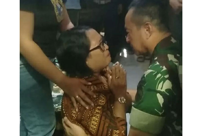 Ibu Prada Lucky, Sepriana Paulina Mirpey bersimpuh menangis meminta keadilan kepada Pangdam IX/Udayana Majyen TNI Piek Budyakto yang berkunjung ke rumah duka di Kota Kupang, NTT, Senin (11/8/2025).