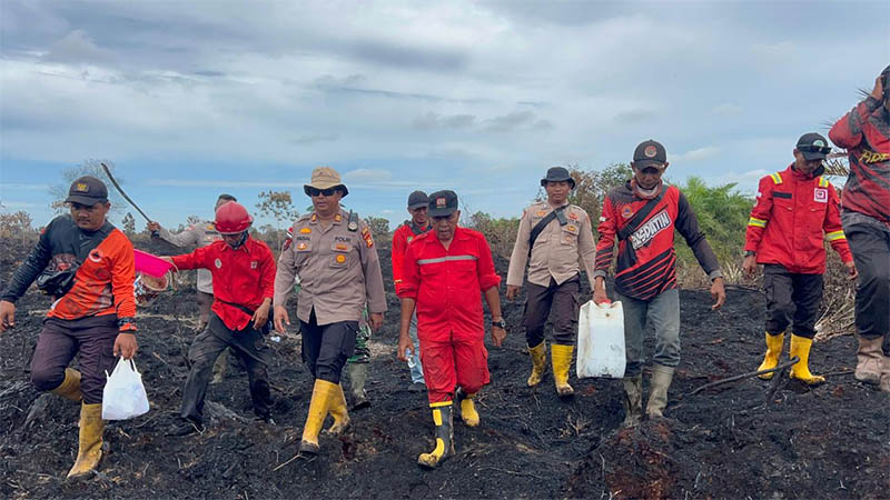 Kapolsek Rupat AKP Faisal memantau titik api usai kebakaran hutan dan lahan di Kelurahan Pergam Kecamatan Rupat beberapa waktu lalu.