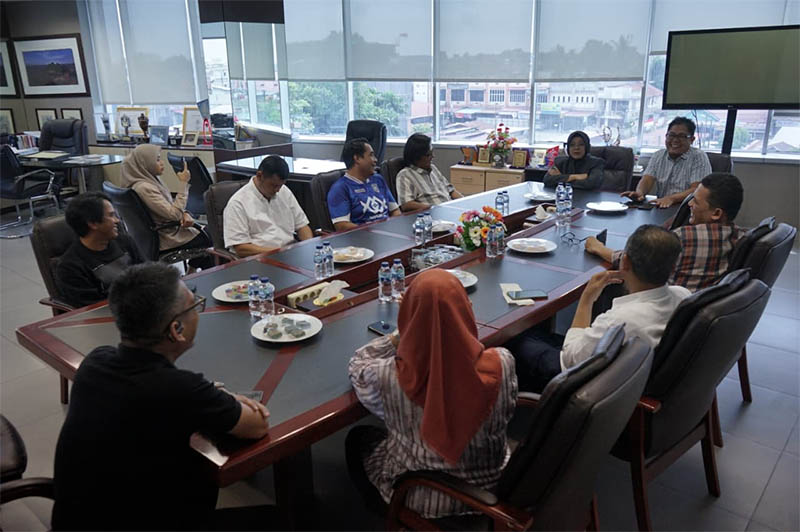 Bupati Siak Afni Zulkifli saat berkunjung ke Redaksi Riau Pos di Gedung Graha Pena Riau, Rabu (13/8/2025).