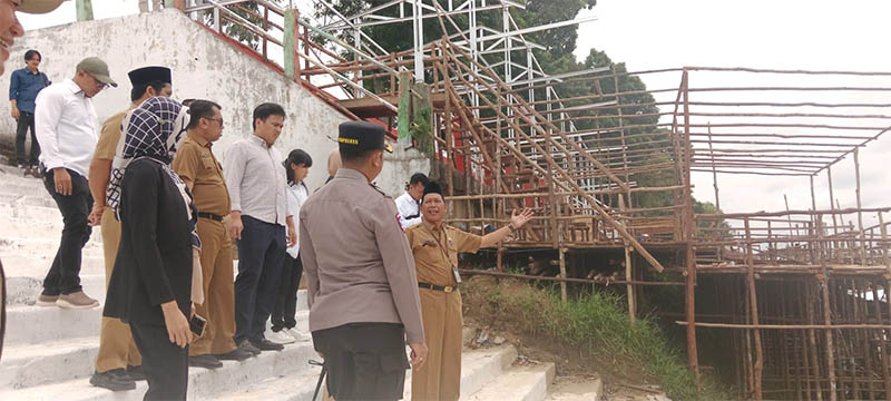 Kadis Budpar Kuansing Drs Azhar MM bersama Kapolres AKBP Raden Ricky Pratidiningrat SIK MH dan Sekda Zulkarnain ST MSi meninjau tribun penonton dan Tepian Narosa Teluk Kuantan, Senin (11/8/2025)
